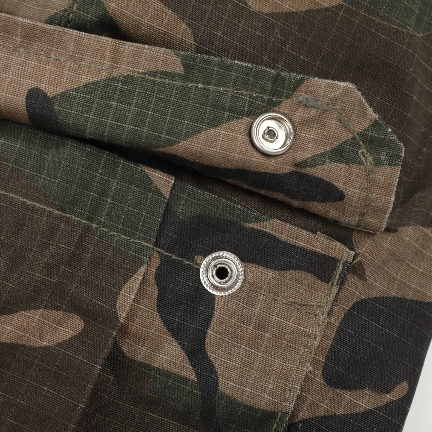 P280 Chrome HeartsCH camouflage logging pants straight-leg Sanskrit unisex overalls, W-level cabinet, patchwork cross pattern embellishment, high-waisted washed jeans! ! Absolutely high-end luxury products, 1.9W-level god-level single products, super popular products, built with top heavy industry, a magic weapon that cannot be missed. About Zangyin, this is an extremely luxurious fashion brand, which can also be called the aristocrats of the high street. It has always been an exclusive brand for some hipsters or the rich second generation. Compared with ordinary high streets, it is more luxurious and noble. Compared with luxury brands, it has a more fashionable personality and has always been a brand that I have a special liking for. Imported yarn is custom-woven into a high-density twill canvas, which ensures a crisp silhouette while also making the fabric very delicate to the touch. It follows the B01 classic silhouette, with a crisp and stylish upper body. The ready-made garments are stone-milled and fermented, so they can be matched with any style. Buttons and zippers are made of authentic YKK retro metal products. Double-layer canvas on the front knees has perfect details. All hardware is customized. Color: Camouflage Size: 28/30/32/34/36 Waist: 74/79/84/89/94 Sitting: 104/109/114/119 Pants length: 101/102/104/106/108